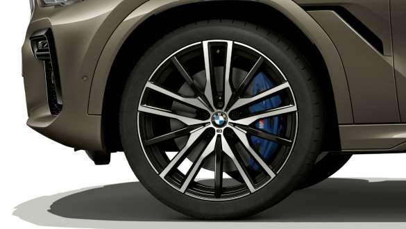 Imagine de la exterior cu o cutie portbagaj pentru plafon BMW 520, în negru/argintiu titan montată pe un BMW X6 G06 2019 Imagine de la exterior cu o cutie portbagaj pentru plafon BMW 520, în negru/argintiu titan montată pe un BMW X6 G06 2019