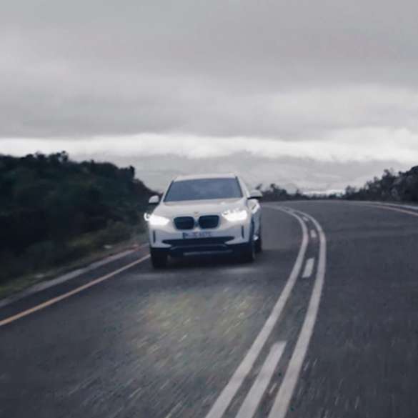 Dinamica de condus a BMW iX3, G08, într-un videoclip Dinamica de condus a BMW iX3, G08, 2020, în Alb Mineral metalizat, într-un videoclip