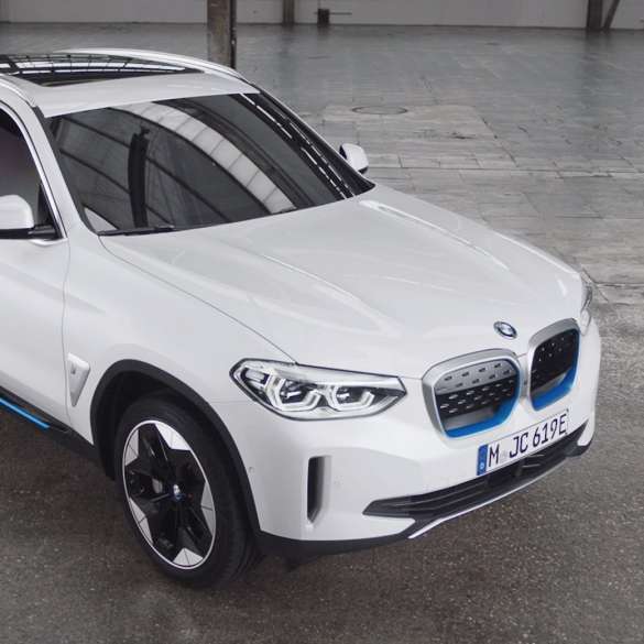 Designul exterior al BMW iX3, G08, într-un videoclip Designul exterior al BMW iX3, G08, 2020, în Alb Mineral metalizat, într-un videoclip
