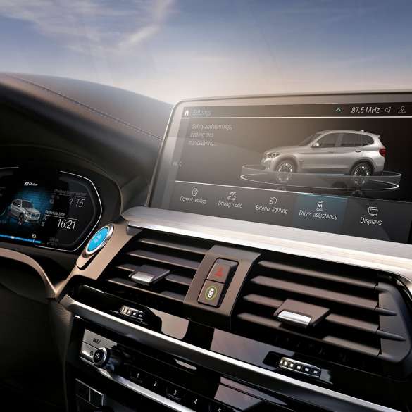 Imagine cu habitaclul BMW iX3, G08, cu sisteme de asistare a conducătorului auto pe Control Display Imagine cu habitaclul BMW iX3, G08, 2020, cu sisteme de asistare a conducătorului auto pe Control Display