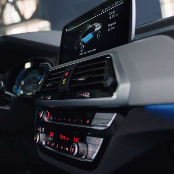 Designul interior al BMW iX3, G08, într-un videoclip Designul interior al BMW iX3, G08, 2020, în Alb Mineral metalizat, într-un videoclip