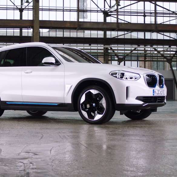 Conectivitatea BMW iX3, G08, într-un videoclip Conectivitatea BMW iX3, G08, 2020, în Alb Mineral metalizat, într-un videoclip