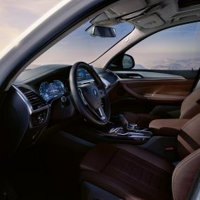 Imagine cu habitaclul BMW iX3, G08, cu portiera deschisă Imagine cu habitaclul BMW iX3, G08, 2020, în Alb Mineral metalizat, cu portiera deschisă