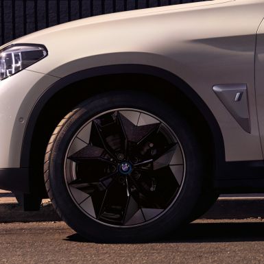 Imagine în prim plan cu jantele aerodinamice ale BMW iX3, G08 Imagine în prim plan cu jantele aerodinamice ale BMW iX3, G08, 2020, în Alb Mineral metalizat