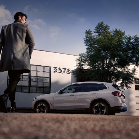 Imagine cu partea laterală a BMW iX3, G08 Imagine cu partea laterală a BMW iX3, G08, 2020, în Alb Mineral metalizat