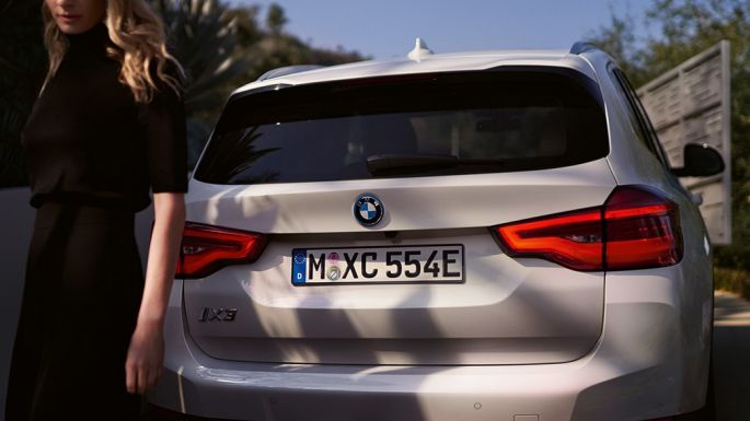 Imagine cu partea spate, cu difuzor aerodinamic specific BMW i, a BMW iX3, G08 Imagine cu partea spate, cu difuzor aerodinamic specific BMW i, a BMW iX3, G08, 2020, în Alb Mineral metalizat
