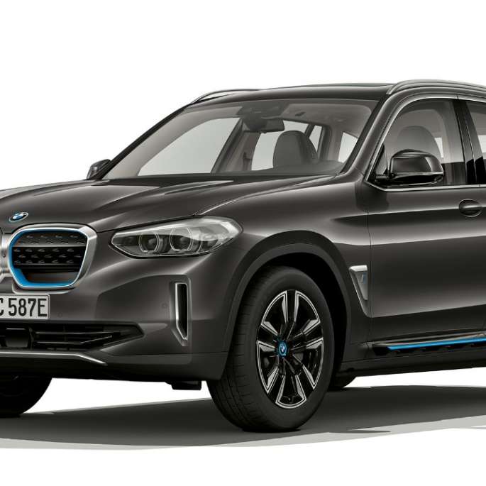 Imagine cu trei sferturi din partea frontală a BMW iX3, G08, 2020, cu echipamentele variantei „Inspiring” Imagine cu trei sferturi din partea frontală a BMW iX3, G08, 2020, în Gri Sophisto Brilliant Effect, cu echipamentele variantei „Inspiring”