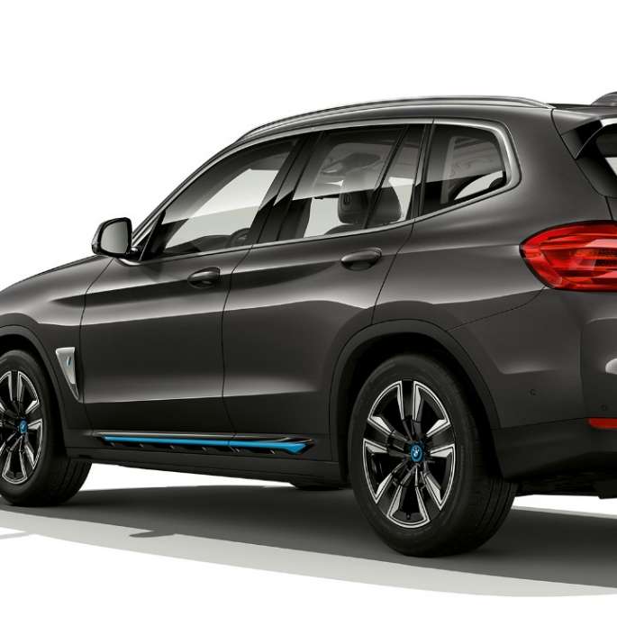 Imagine cu trei sferturi din partea spate a BMW iX3, G08, 2020, cu echipamentele variantei „Inspiring” Imagine cu trei sferturi din partea spate a BMW iX3, G08, 2020, în Gri Sophisto Brilliant Effect, cu echipamentele variantei „Inspiring”