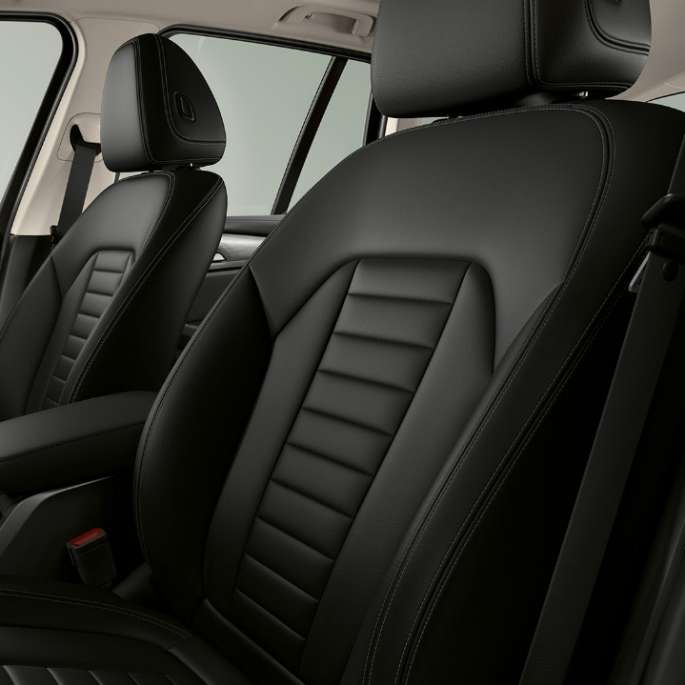 Imagine cu scaunele sport tapiţate cu piele Vernasca în Mokka ale BMW iX3, G08, cu echipamentele variantei „Inspiring” Imagine din interior cu scaunele sport pentru conducătorul auto şi pasagerul faţă tapiţate cu piele Vernasca în Mokka ale BMW iX3, G08, 2020, cu echipamentele variantei „Inspiring”