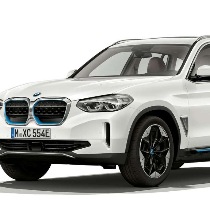 Imagine cu trei sferturi din partea frontală a BMW iX3, G08, cu echipamentele variantei „Impressive” Imagine cu trei sferturi din partea frontală a BMW iX3, G08, 2020, în Alb Mineral metalizat, cu echipamentele variantei „Impressive”