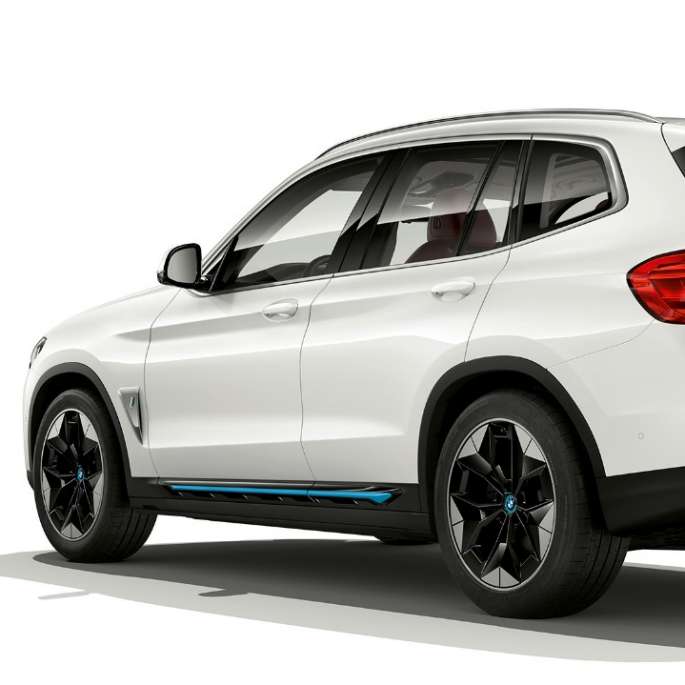 Imagine cu trei sferturi din partea spate a BMW iX3, G08, cu echipamentele variantei „Impressive” Imagine cu trei sferturi din partea spate a BMW iX3, G08, 2020, în Alb Mineral metalizat, cu echipamentele variantei „Impressive”