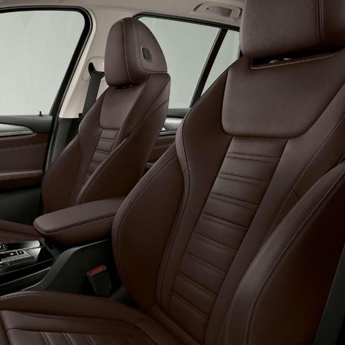 Imagine cu scaunele sport tapiţate cu piele Vernasca neagră ale BMW iX3, G08, cu echipamentele variantei „Impressive” Imagine din interior cu scaunele sport pentru conducătorul auto şi pasagerul faţă tapiţate cu piele Vernasca neagră ale BMW iX3, G08, 2020, cu echipamentele variantei „Impressive”
