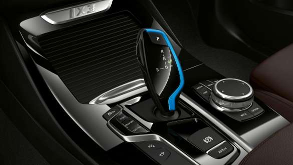Imagine cu BMW iX3, G08, cu suspensie adaptivă Imagine în prim plan cu schimbătorul de viteze al BMW iX3, G08, 2020, cu suspensie adaptivă