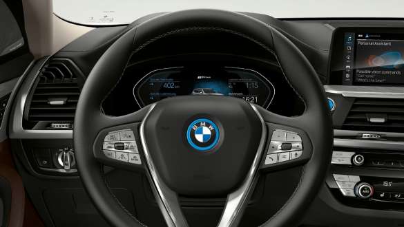 BMW iX3, G08, cu BMW Live Cockpit Professional Imagine din interiorul BMW iX3, G08, 2020, cu BMW Live Cockpit Professional pe panoul de instrumente