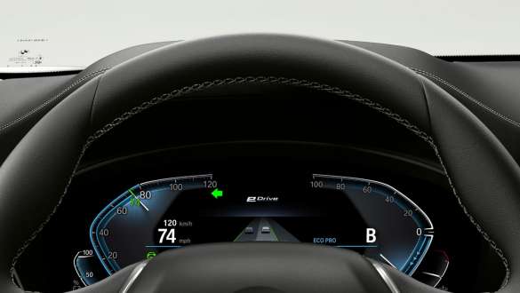 BMW iX3, G08, Sistemul de asistenţă cu perspectivă panoramică Imagine din interiorul BMW iX3, G08, 2020, cu perspectiva pentru condus asistat pe panoul de instrumente
