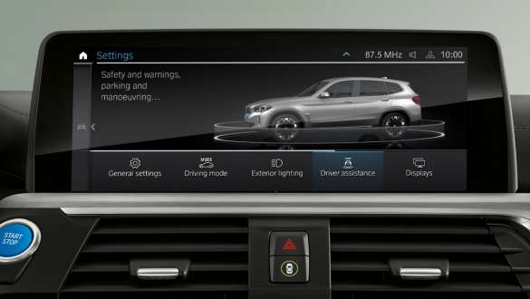 BMW iX3, G08, cu Driving Assistant Professional Imagine din interiorul BMW iX3, G08, 2020, cu Driving Assistant Professional pe Control Display