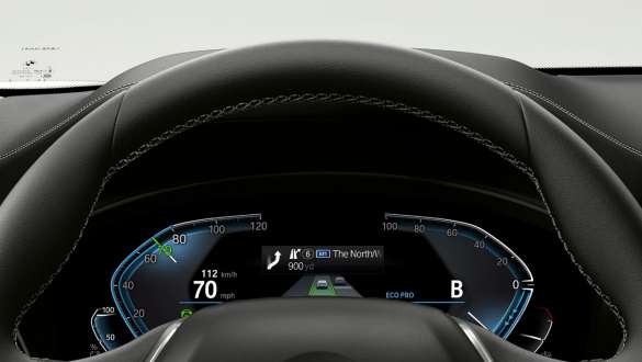 BMW iX3, G08, cu asistent la direcţie şi la menţinerea traseului Imagine din interiorul BMW iX3, G08, 2020, cu asistentul la direcţie şi la menţinerea traseului, cu funcţii extinse, pe panoul de instrumente