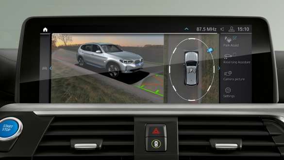 BMW iX3, G08, cu asistent „Plus” la parcare Imagine din interiorul BMW iX3, G08, 2020, cu asistentul „Plus” la parcare pe Control Display