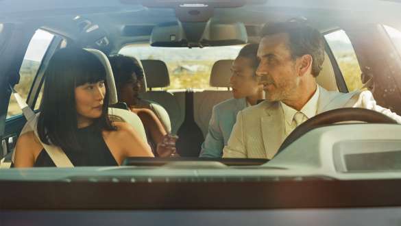 „BMW Gesture Control” Un bărbat şi o femeie stau într-un automobil, iar femeia foloseşte sistemul „BMW Gesture Control”