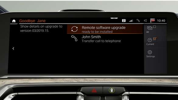 „Remote Software Upgrade” (trad. Actualizare de la distanţă a software-ului) „Remote Software Upgrade” (trad. Actualizare de la distanţă a software-ului): imagine în prim-plan cu panoul conducătorului auto