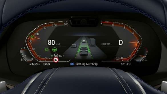 Driving Assistant Professional Driving Assistant Professional: imagine în prim-plan cu panoul conducătorului auto