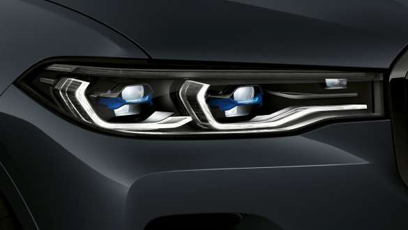Faruri BMW Laserlight Imagine în prim-plan cu partea frontală a BMW X7 cu centrare pe farurile BMW Laserlight