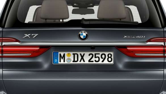 Bară spate cromată Imagine în prim-plan cu bara spate cromată a BMW X7