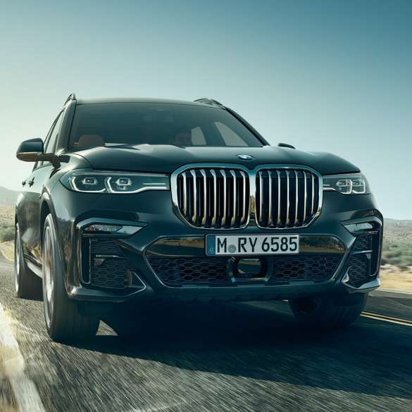Partea frontală a BMW X7 Imagine spirală cu partea frontală a BMW X7 în Gri Arctic, G07 2019
