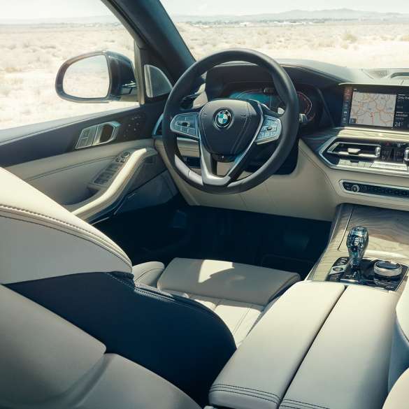 Habitaclul BMW X7 Imagine din habitaclul BMW X7 cu volanul sport îmbrăcat în piele, G07 2019