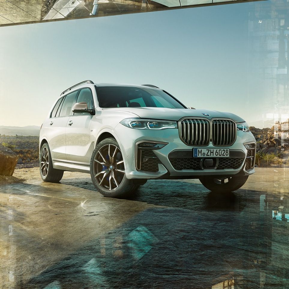 Imagine cu trei sferturi din partea frontală a BMW X7 M50d BMW X7 M50d: imagine cu trei sferturi din partea frontală a BMW X7 alb, staţionând