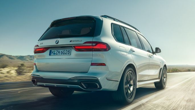 Perspectivă spate asupra BMW X7 M50d BMW X7 M50d: perspectivă spate asupra BMW X7 alb, rulând