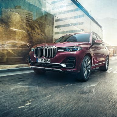 Imagine cu trei sferturi din partea frontală a BMW Individual X7 40i xDrive Imagine cu trei sferturi din partea frontală a BMW X7 în Ametrin metalizat, rulând