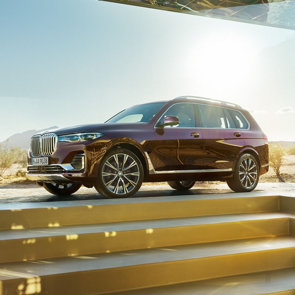 Perspectivă laterală asupra BMW Individual X7 40i xDrive Perspectivă laterală asupra BMW X7 în Ametrin metalizat, staţionând