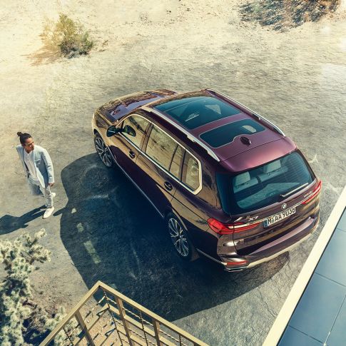Imagine cu trei sferturi din partea frontală a BMW Individual X7 40i xDrive Imagine cu trei sferturi din partea frontală a BMW X7 în Ametrin metalizat, rulând