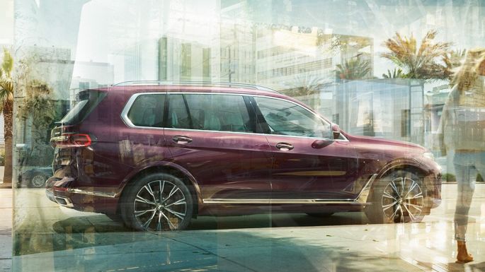 Imagine din lateral cu BMW Individual X7 40i xDrive Imagine din lateral cu BMW X7 în Ametrin metalizat, staţionând