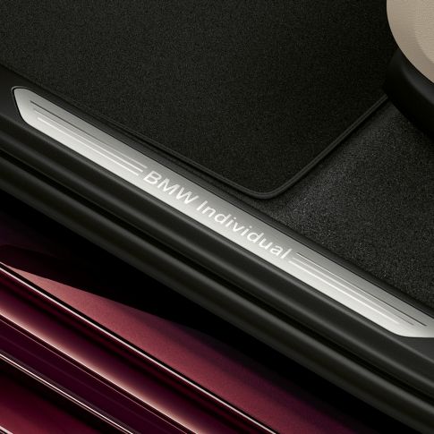 Praguri portiere cu inscripţie „BMW Individual” Imagine în prim-plan cu pragurile portierelor iluminate cu inscripţie „BMW Individual”