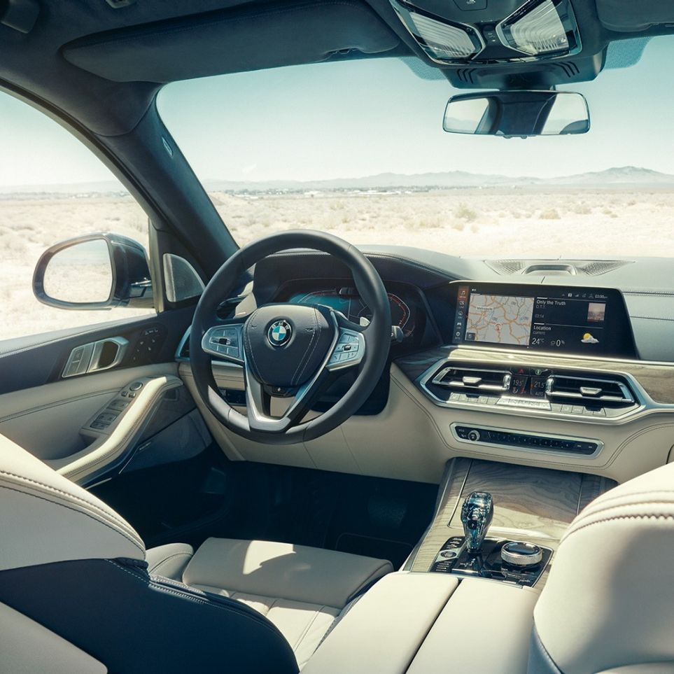 Habitaclu BMW Live Professional Habitaclu BMW Live Professional: imagine din spate cu primul rând de scaune cu perspectivă asupra volanului şi a panoului de instrumente