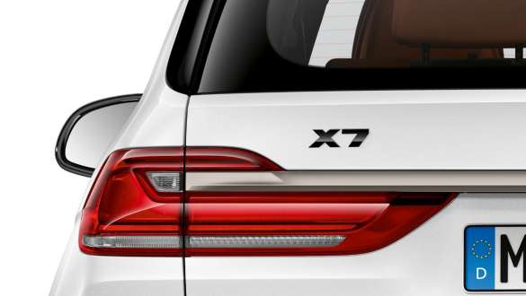 Inscripţionarea M a denumirii modelului X7 în negru lucios a automobilului BMW X7 G07 2019 Inscripţionarea M a denumirii modelului X7 în negru lucios a automobilului BMW X7 G07 2019