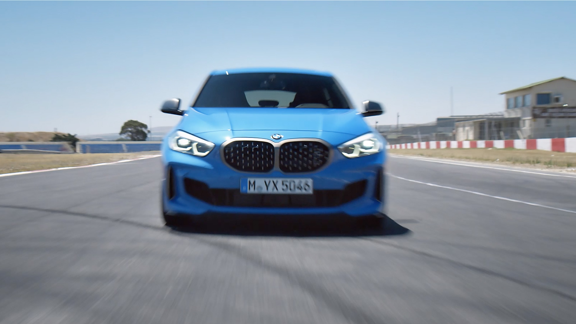 Film cu BMW Seria 1 rulând. Film cu scene dinamice de condus cu BMW Seria 1.