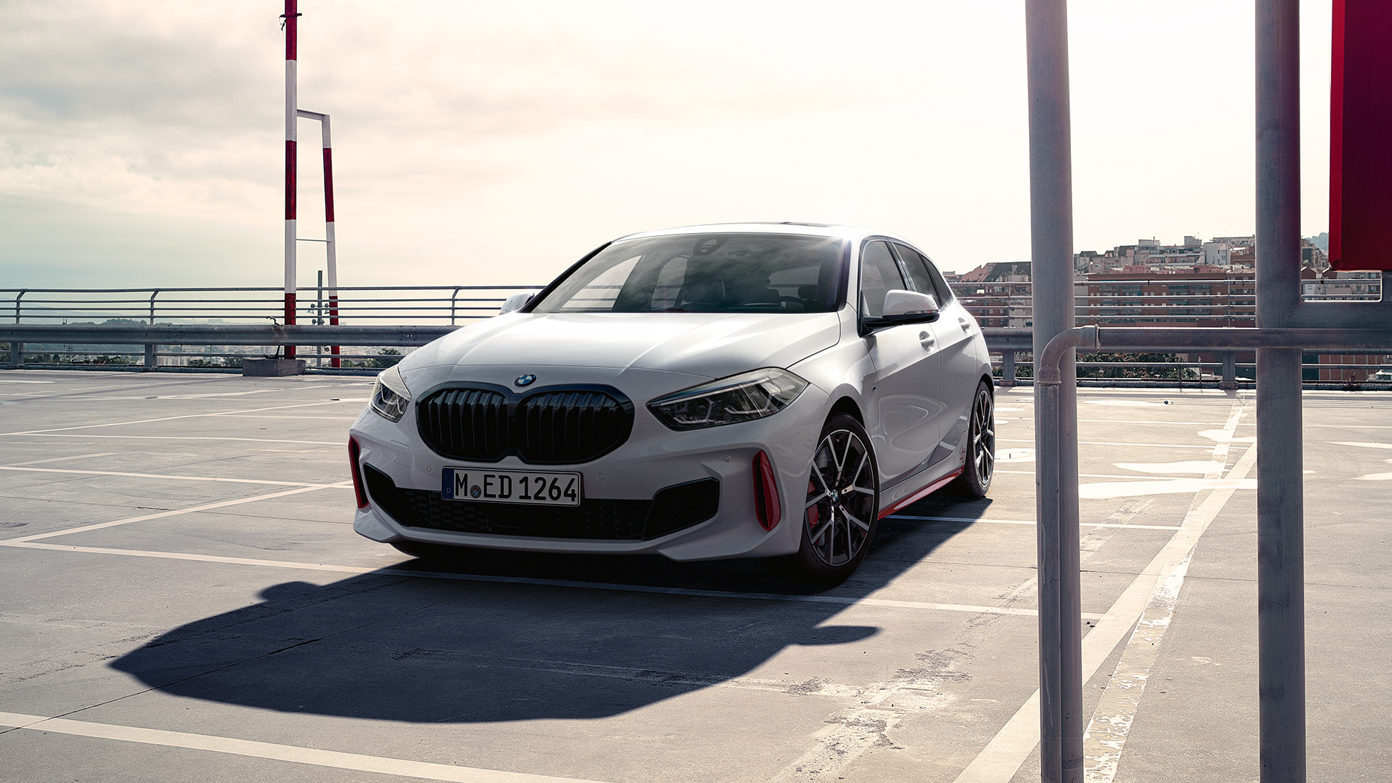 Imagine cu trei sferturi din partea frontală a BMW Seria 1 128ti Imagine cu trei sferturi din partea frontală a BMW Seria 1 128ti F40, la nivelul parcării