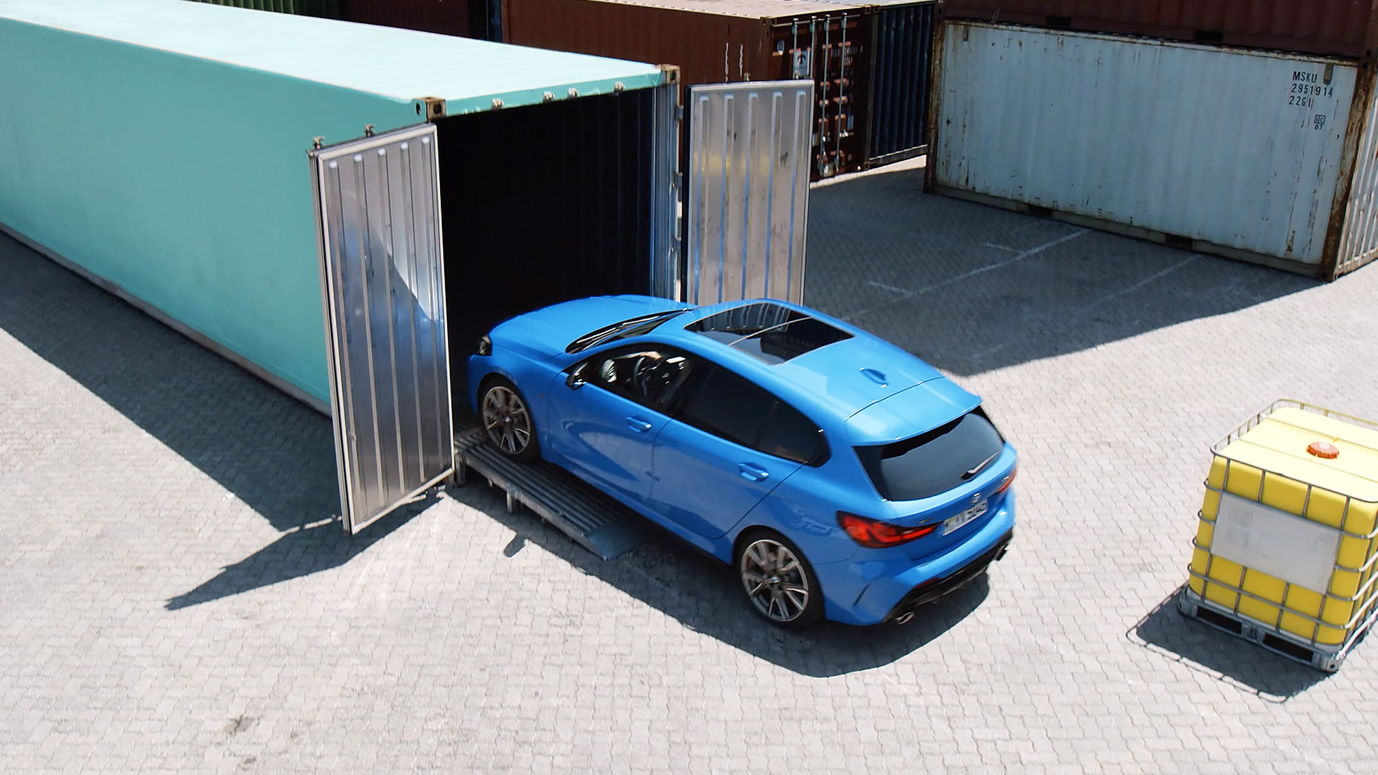 Asistentul la parcare al BMW Seria 1. Imagine cu asistentul la parcare al BMW Seria 1 care include asistent pentru mersul în marşarier.