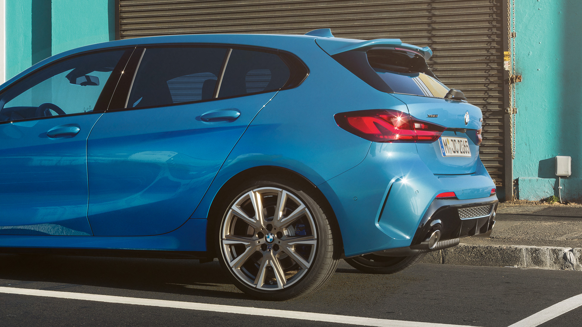 Imagine cu elementul „Hofmeister kink” al BMW Seria 1. Imagine cu partea spate a BMW Seria 1 cu elementul „Hofmeister kink” cu design distinctiv.