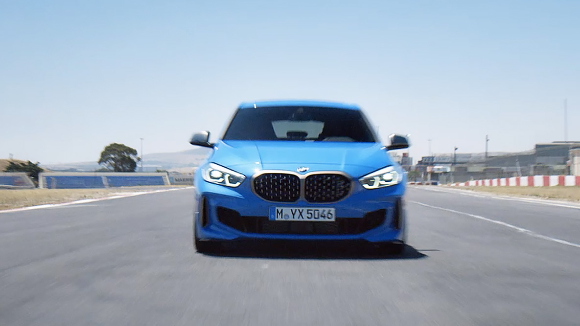 Tracţiune şi stabilitate la condus. Imagine cu BMW Seria 1 cu tracţiune mare şi stabilitate la condus.