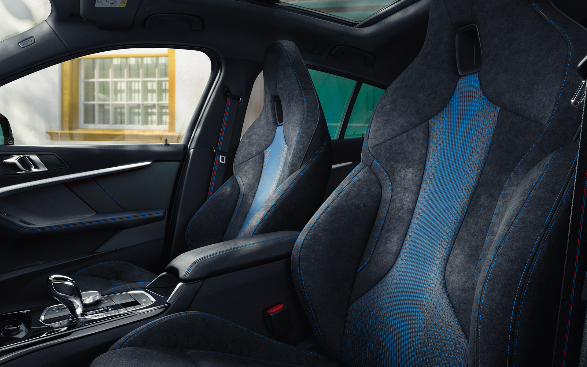 Scaunele M Sport cu formă ergonomică ale BMW Seria 1 cu cusături contrastante şi tetieră încorporată.