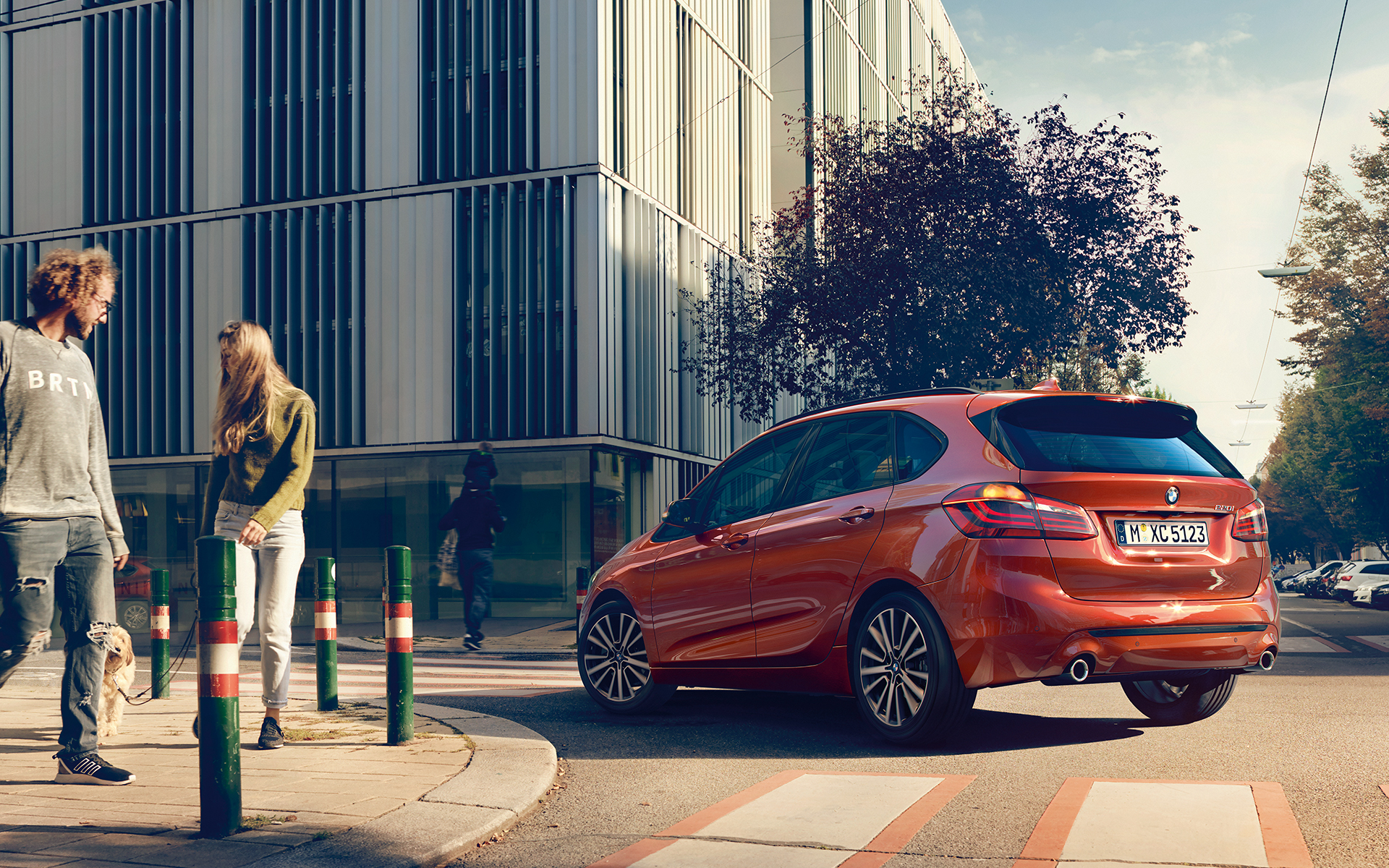 Imagine cu un automobil BMW Seria 2 Active Tourer virând la stânga. Imagine cu un automobil BMW Seria 2 Active Tourer virând la stânga.
