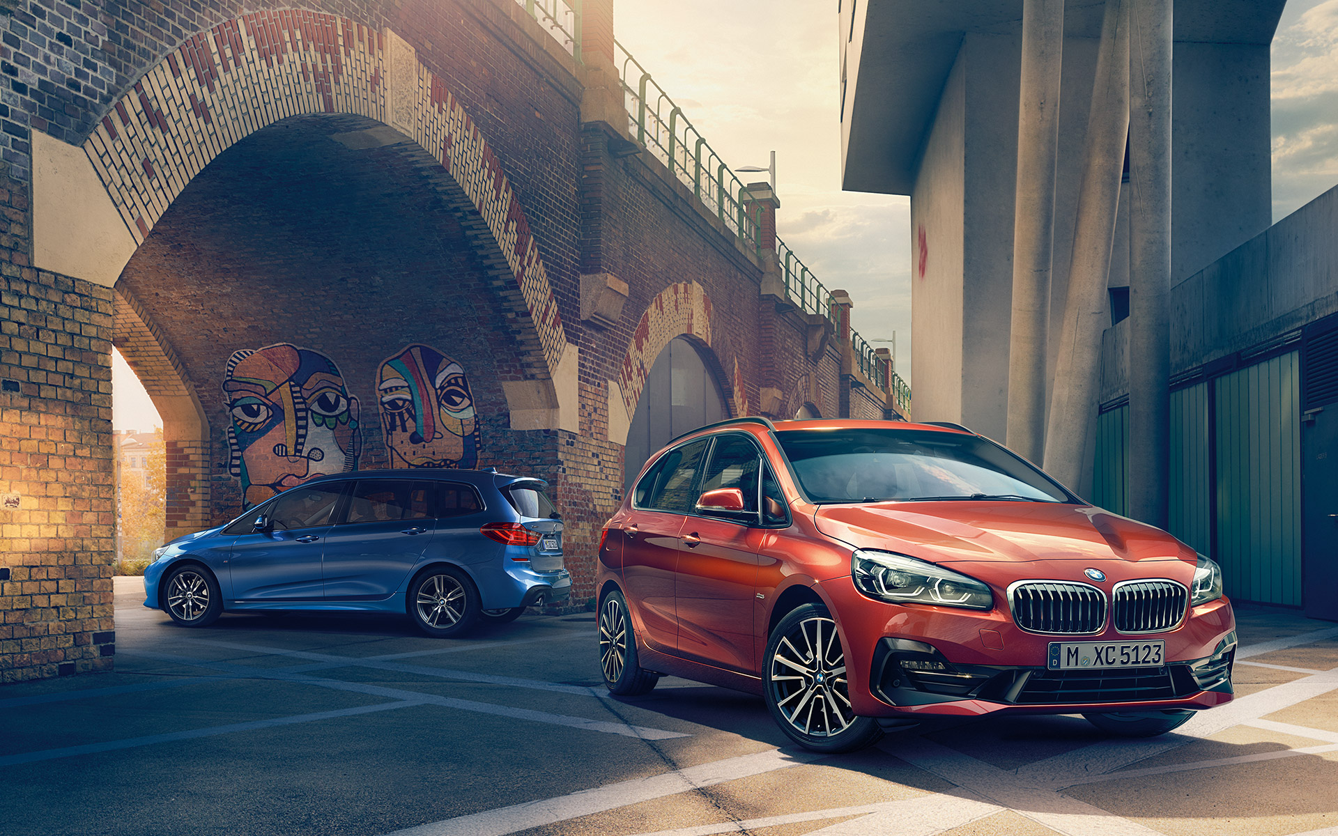 Imagine cu două automobile BMW Seria 2 Active Tourer într-un peisaj urban. Imagine cu două automobile BMW Seria 2 Active Tourer într-un peisaj urban.