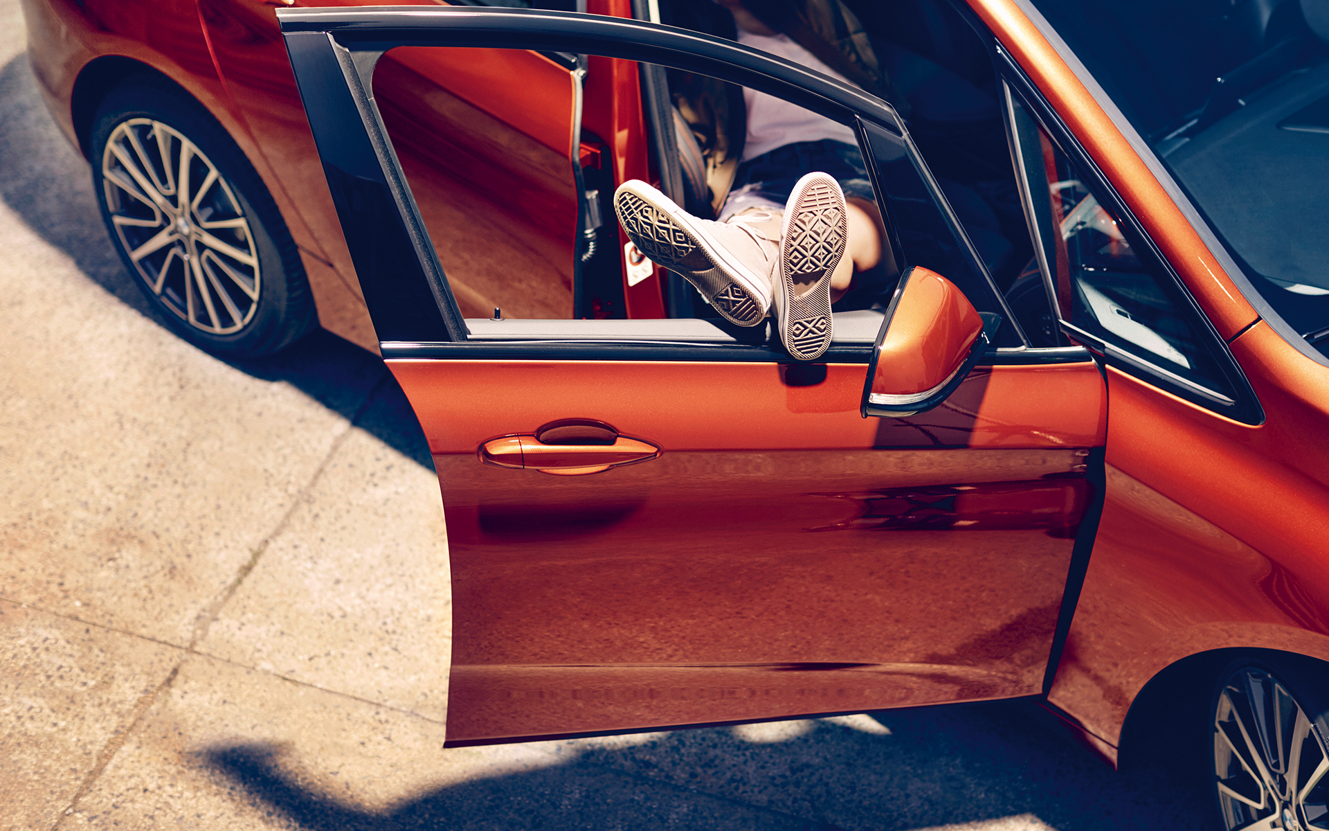 Imagine cu BMW Seria 2 Active Tourer cu portiera din partea pasagerului faţă deschisă şi cu geamul deschis. Imagine cu BMW Seria 2 Active Tourer cu portiera din partea pasagerului faţă deschisă şi cu geamul deschis.