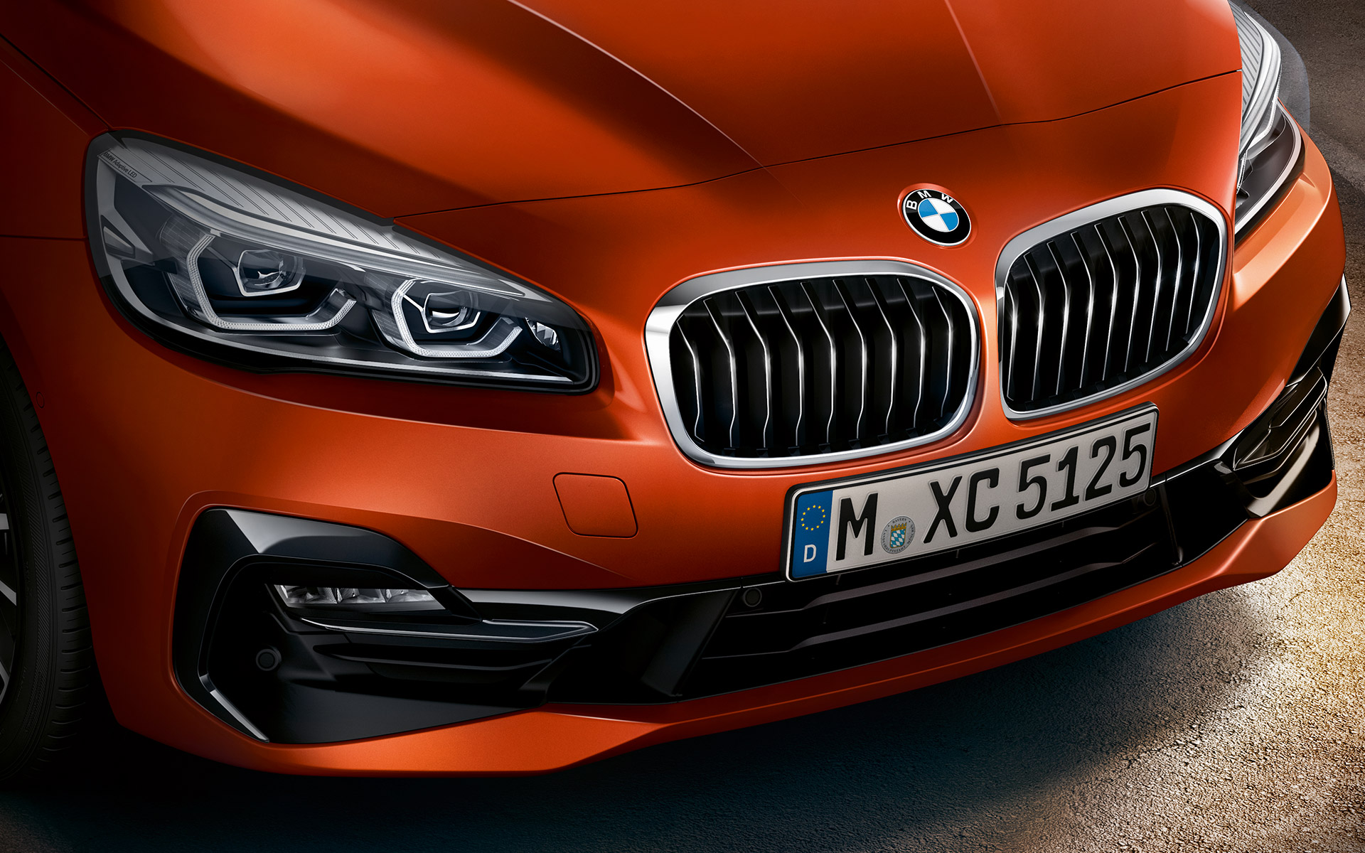 Imagine în prim-plan cu partea frontală a BMW Seria 2 Active Tourer Imagine în prim-plan cu partea frontală a BMW Seria 2 Active Tourer
