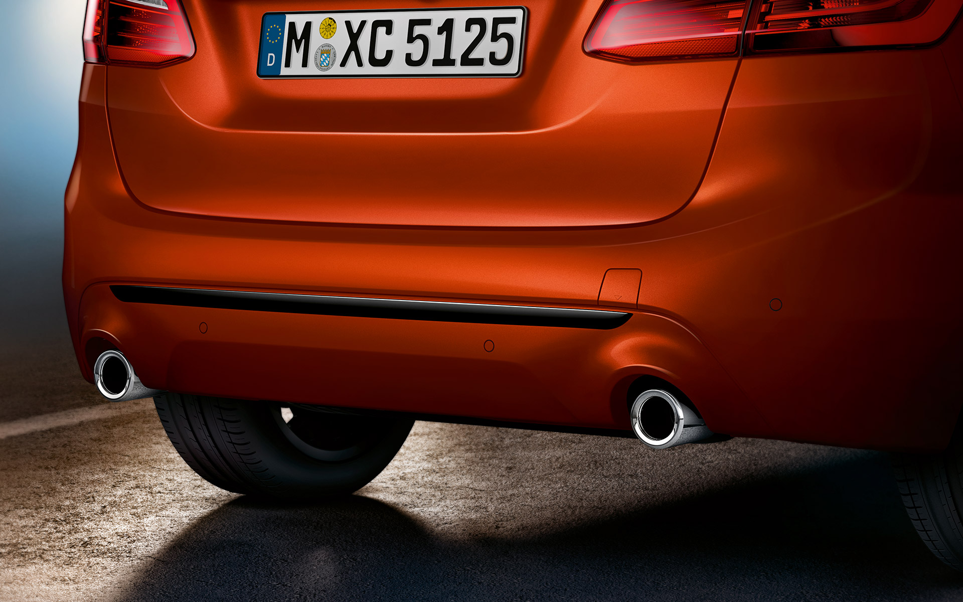 Imagine în prim-plan cu ţevile de eşapament ale BMW Seria 2 Active Tourer Imagine în prim-plan cu ţevile de eşapament ale BMW Seria 2 Active Tourer