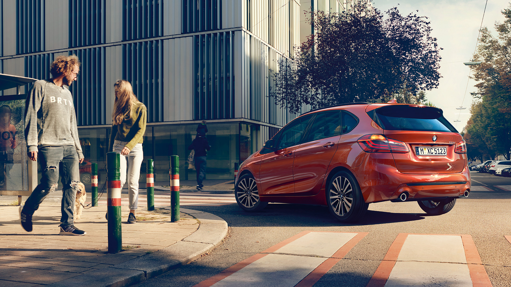 Dinamica de condus a BMW Seria 2 Active Tourer Imagine cu trei sferturi din partea spate a BMW 220i Active Tourer, F45, în Portocaliu Sunset metalizat, dinamica de condus
